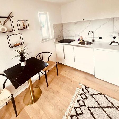 Ferienwohnung An Der Uniklinik Mit Eigener Kueche Und Renoviertem Badezimmer Homburg  Exteriör bild