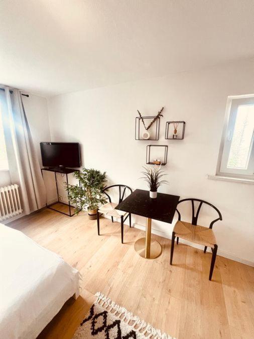 Ferienwohnung An Der Uniklinik Mit Eigener Kueche Und Renoviertem Badezimmer Homburg  Exteriör bild