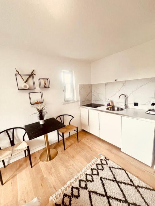 Ferienwohnung An Der Uniklinik Mit Eigener Kueche Und Renoviertem Badezimmer Homburg  Exteriör bild