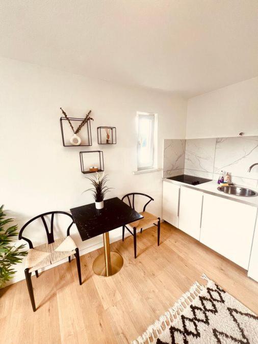 Ferienwohnung An Der Uniklinik Mit Eigener Kueche Und Renoviertem Badezimmer Homburg  Exteriör bild